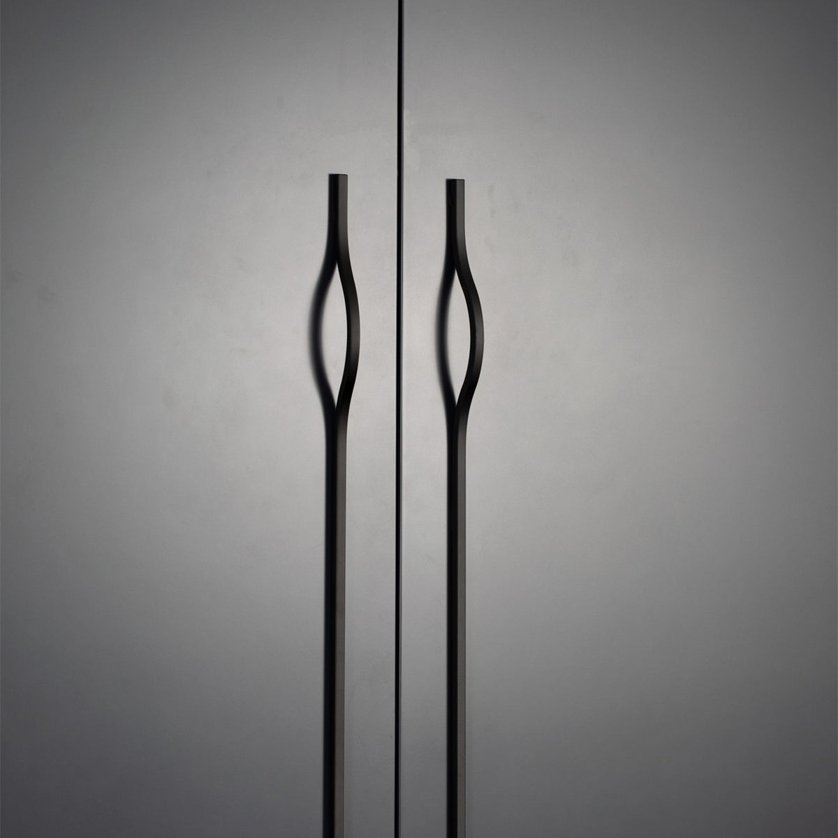 BRAVE BOW HANDLE OFF-CENTRED 992MM MATT BLACK in Matt Black