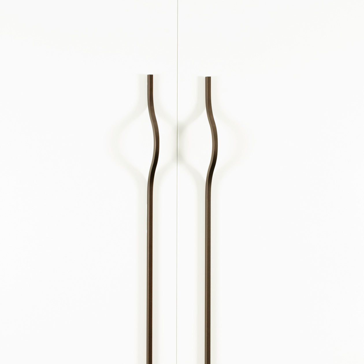 Momo BRAVE Bow off-centred cabinet pull handle in matte titanium finish, featuring a sleek curved design for modern cabinets.