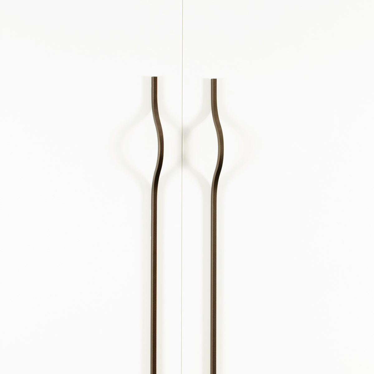 BRAVE BOW HANDLE OFF-CENTRED 992MM METALLIC GOLDEN BROWN in Metallic Golden Brown