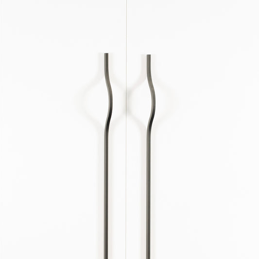 BRAVE BOW HANDLE OFF-CENTRED 992MM METALLIC GREY in Metallic Grey