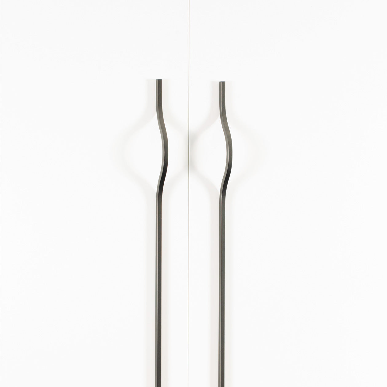Momo BRAVE Bow off-centred cabinet pull handle in matte gray finish, featuring a sleek, curved design for modern furniture.