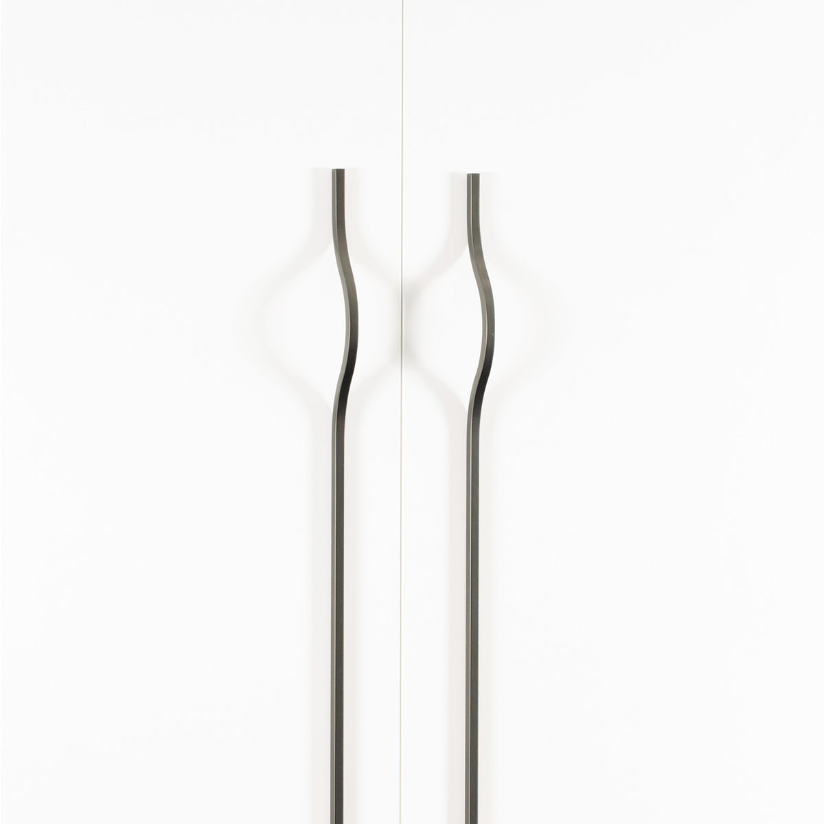 BRAVE BOW HANDLE OFF-CENTRED 992MM METALLIC GREY in Metallic Grey