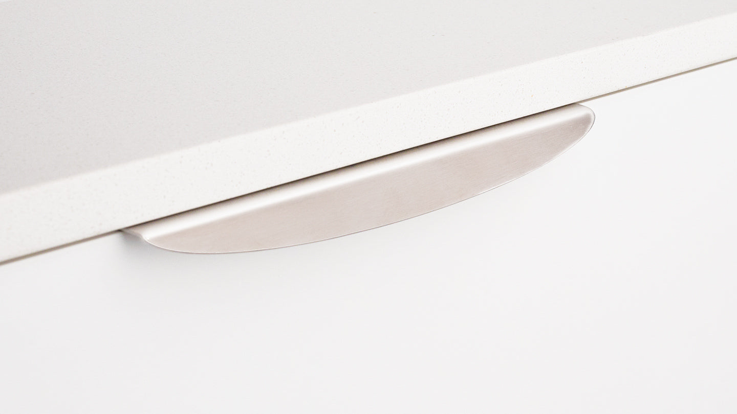 Edge Pull Curved 32mm, 16mm CT
C in Satin Stainless