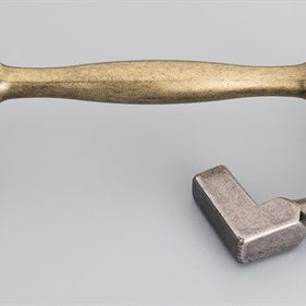 Square Hampton Cabinet Pull Handle 128 mm in Antique Brass