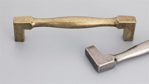 Square Hampton Cabinet Pull Handle 128 mm in Antique Brass