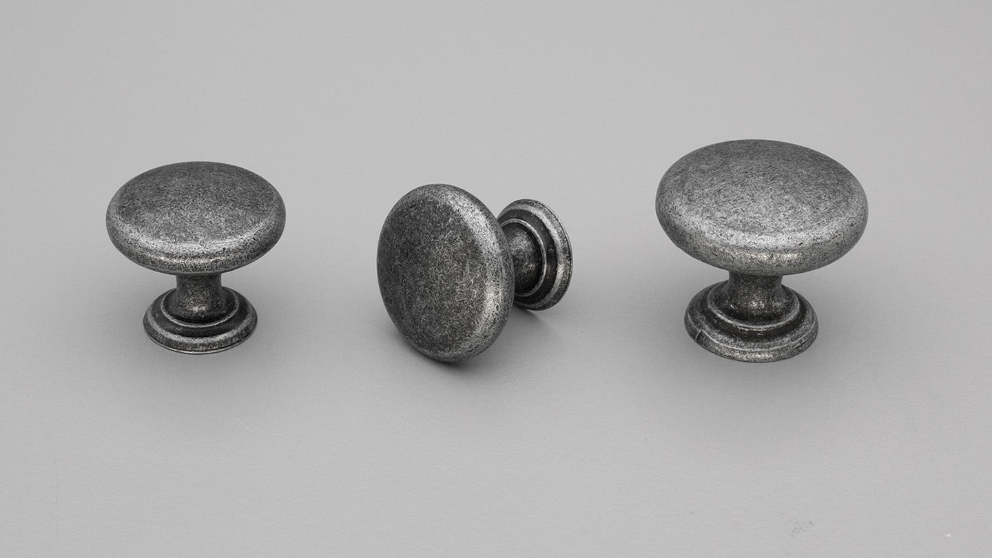 Monmouth Knob 32mm in Iron Effect