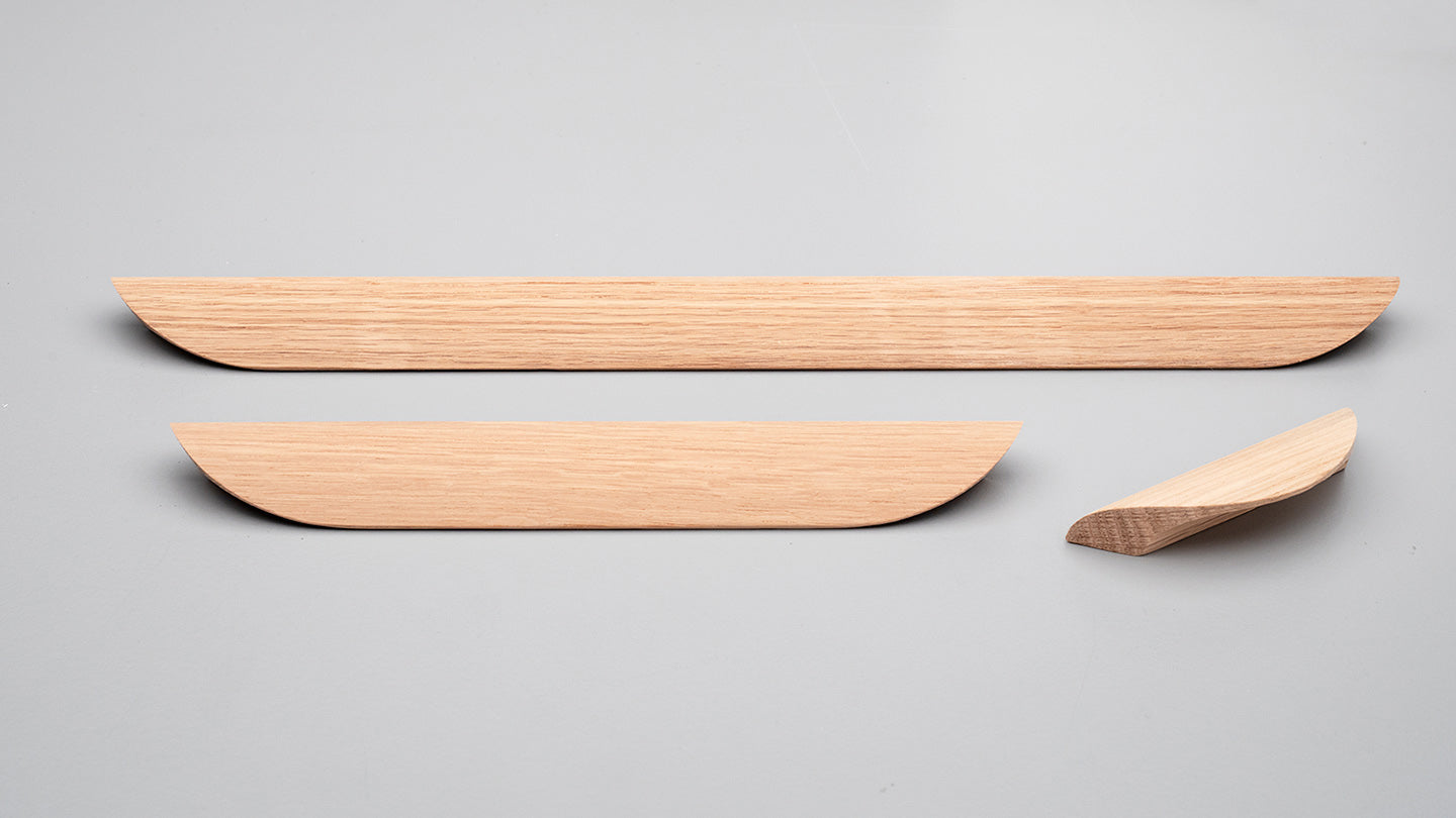 Kethy Timber Archive Handle L7804 in oak finish, featuring a sleek, modern design suitable for furniture or cabinetry.