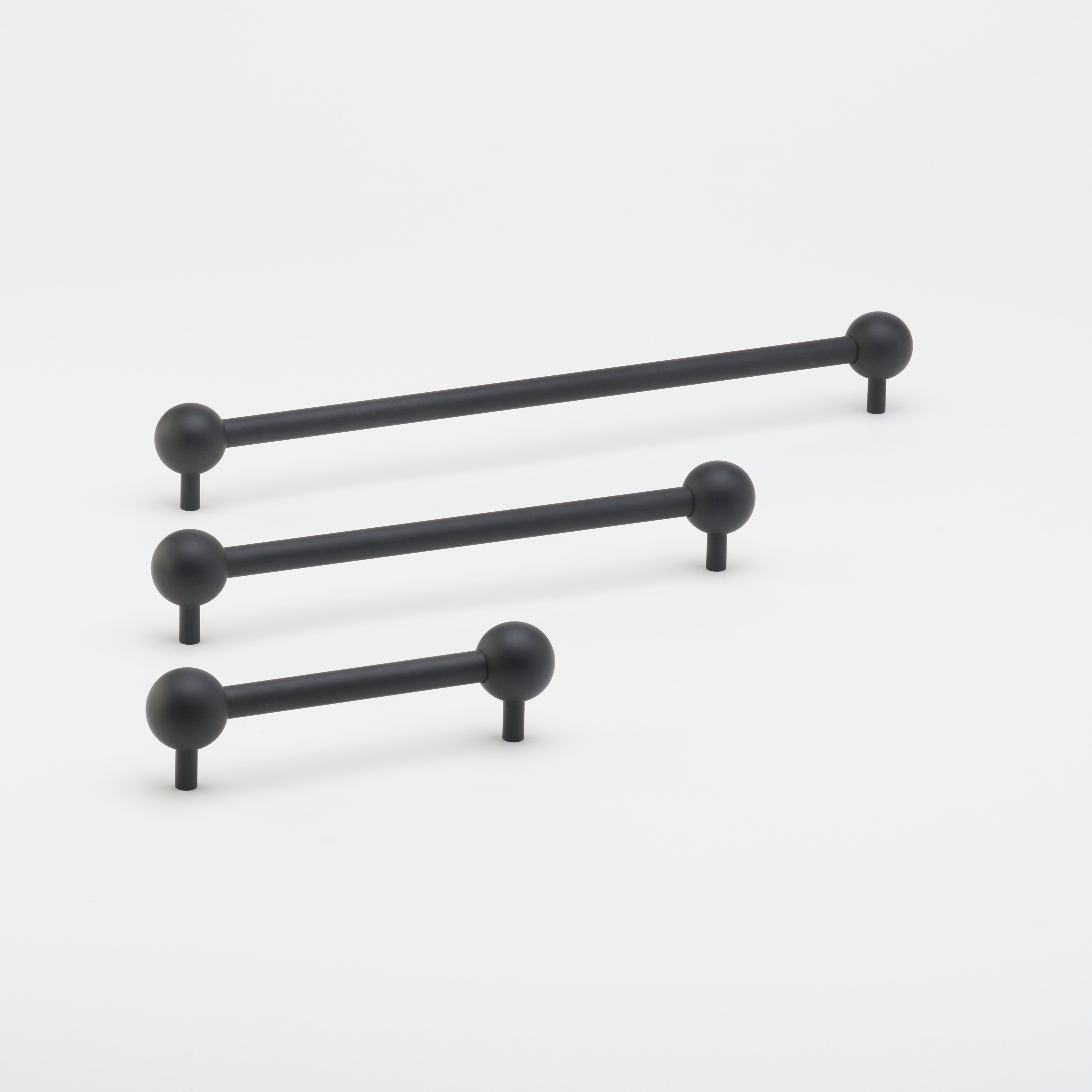 Lo & Co Sphere Pull in Black
