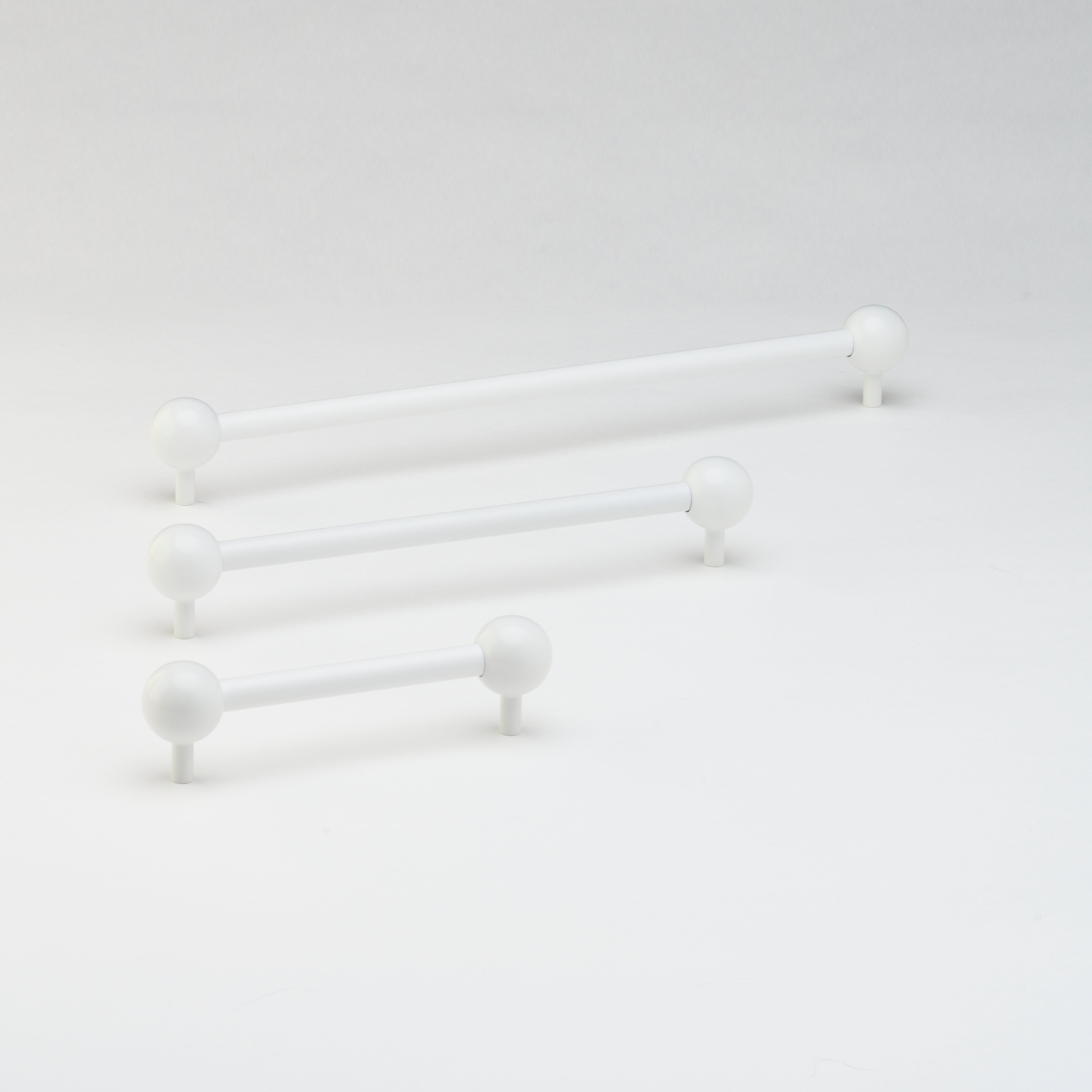 Lo & Co Sphere Pull in White