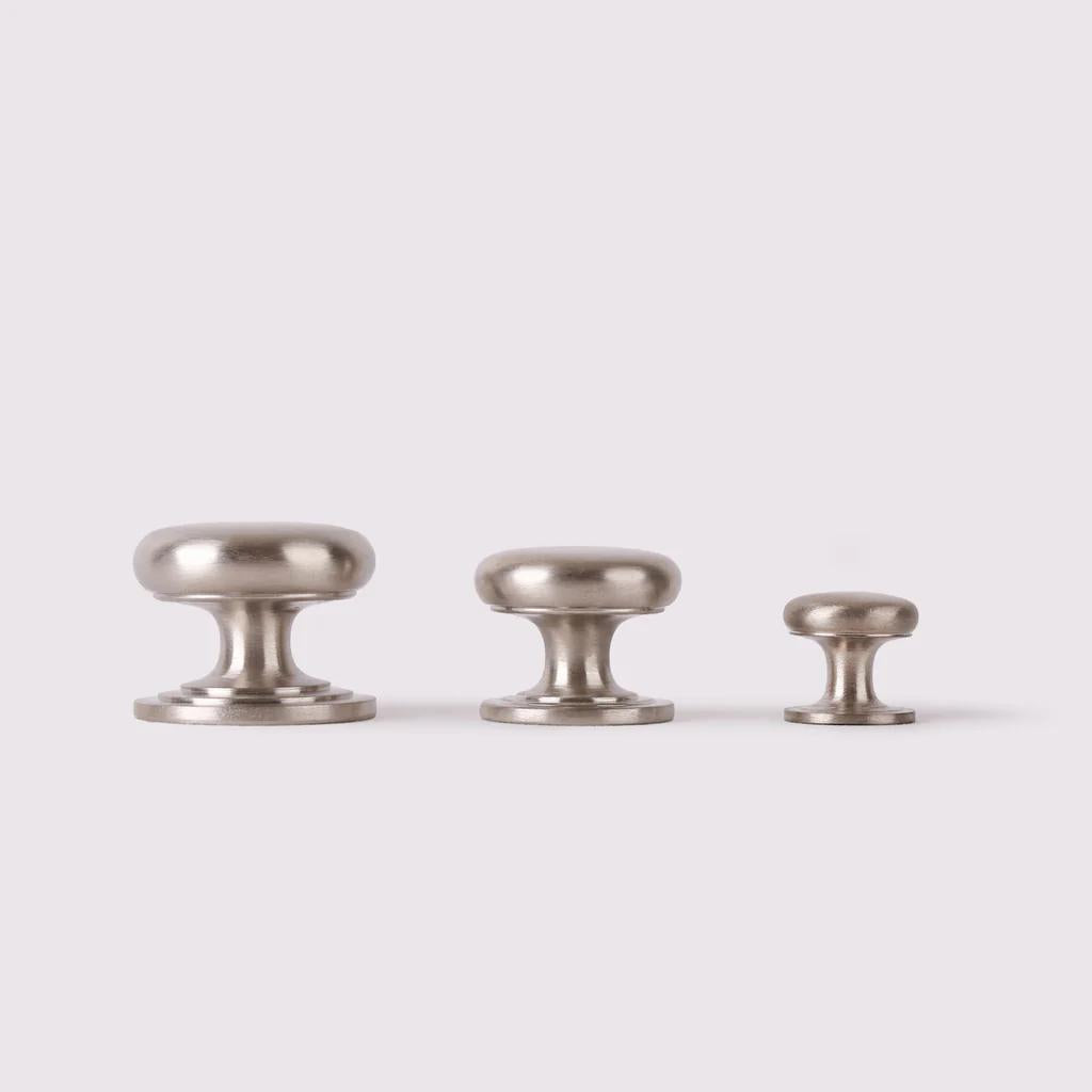Kew Knob Large - Satin Nickel in Satin Nickel