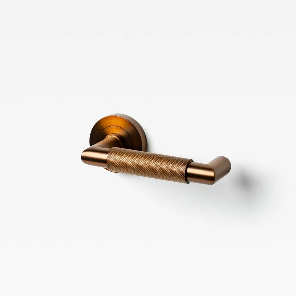 Lo & Co Kintore knurled return lever for furniture, featuring a sleek metal finish and ergonomic design.