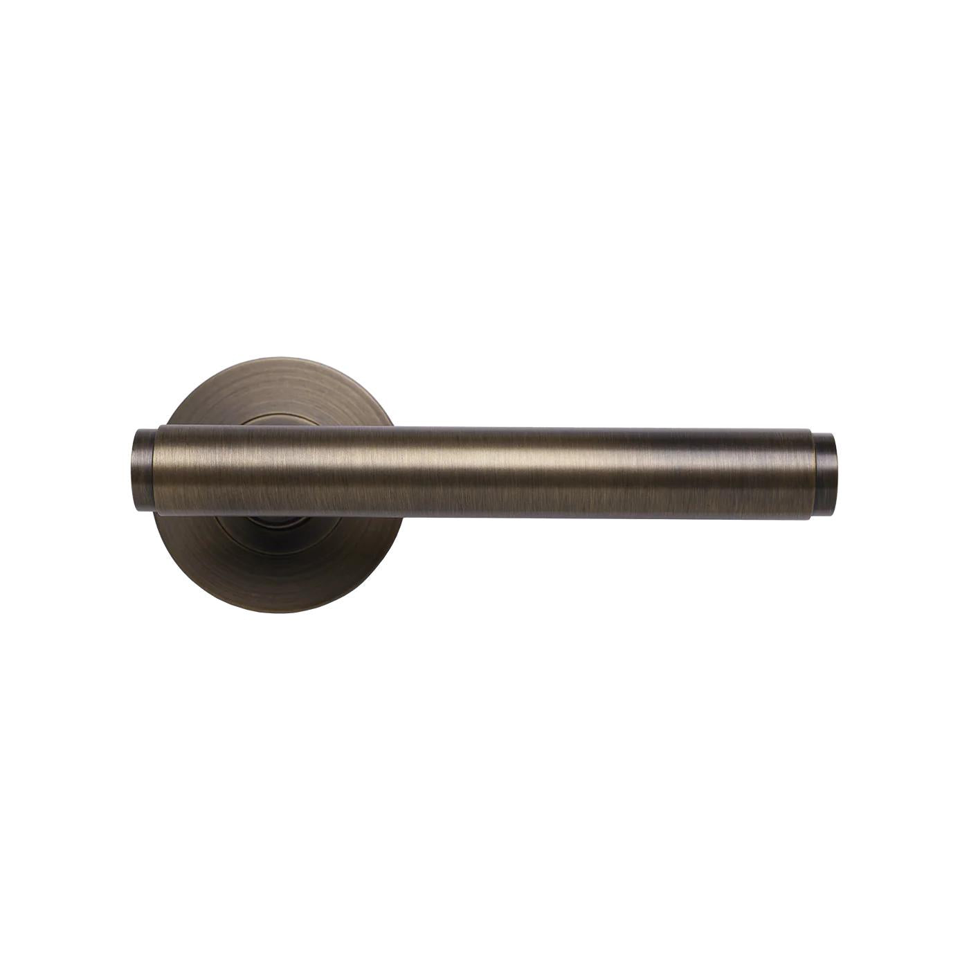 MOMO BELLEVUE PLAIN LEVER HANDLE SET BRONZE in Bronze