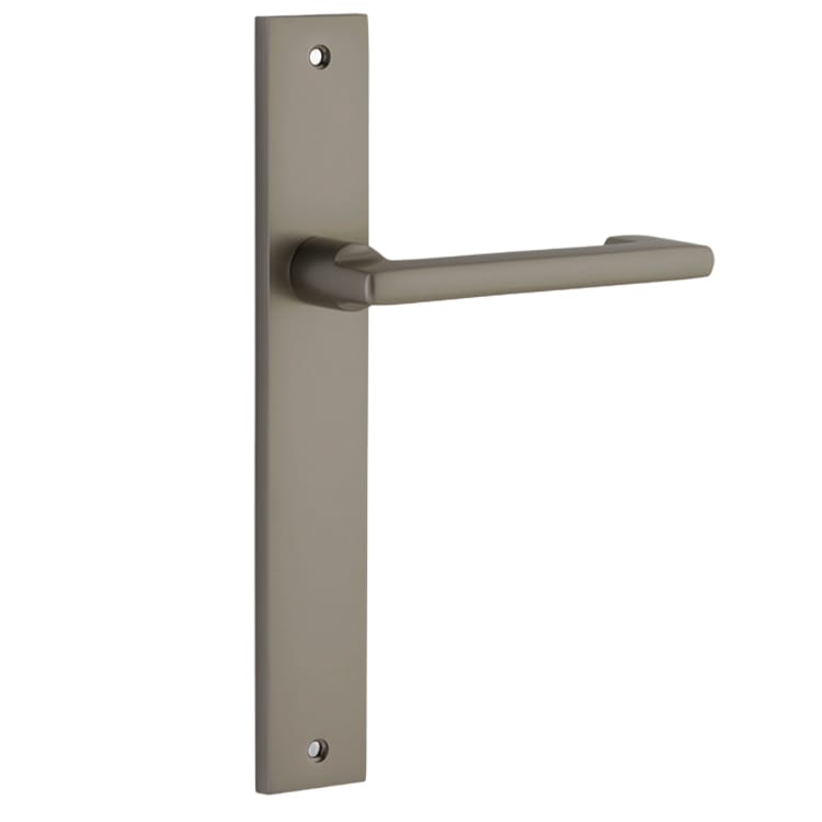 Pair of Iver Baltimore return lever handles on rectangular backplates, featuring a sleek, modern design for interior doors.