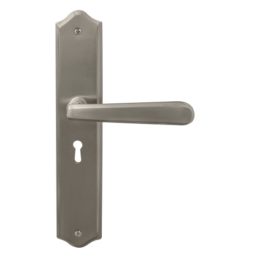 Villa Traditional Backplate Std Keyhole in Brushed Nickel