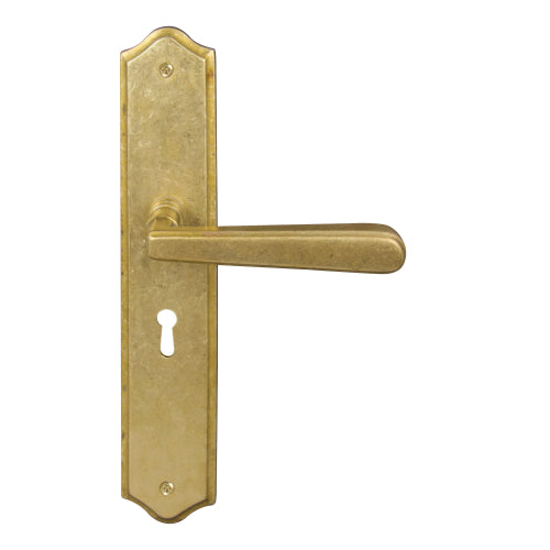 Villa Traditional Backplate Std Keyhole in Rumbled Brass