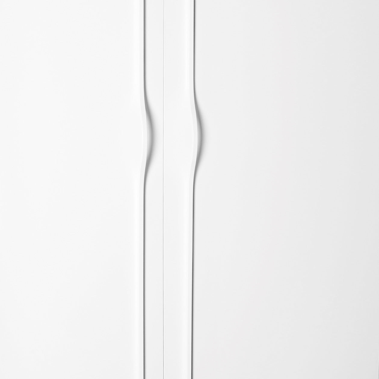 Momo BRAVE Bow Cabinet Pull Handles in white finish, featuring sleek curved design for modern kitchen or furniture drawers