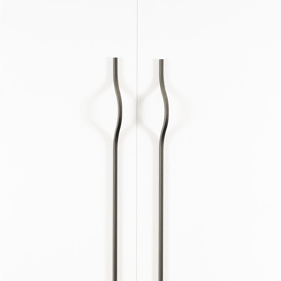 BRAVE BOW HANDLE OFF-CENTRED 992MM METALLIC GREY in Metallic Grey