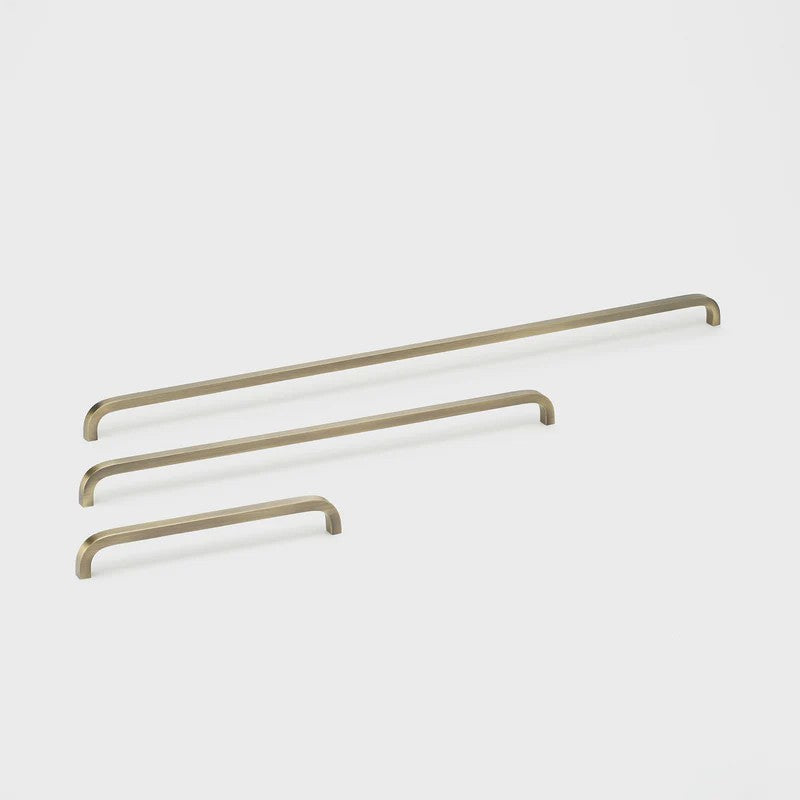 Lo & Co Curve Pull - Aged Brass / 200mm in Aged Brass
