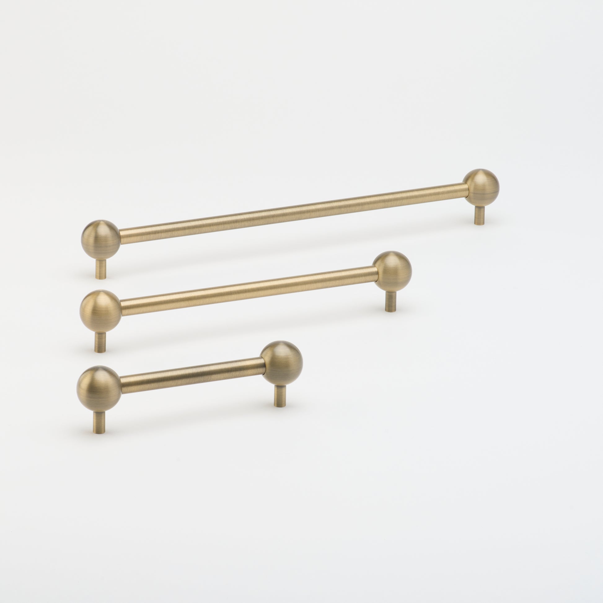 Lo & Co Sphere Pull in Aged Brass