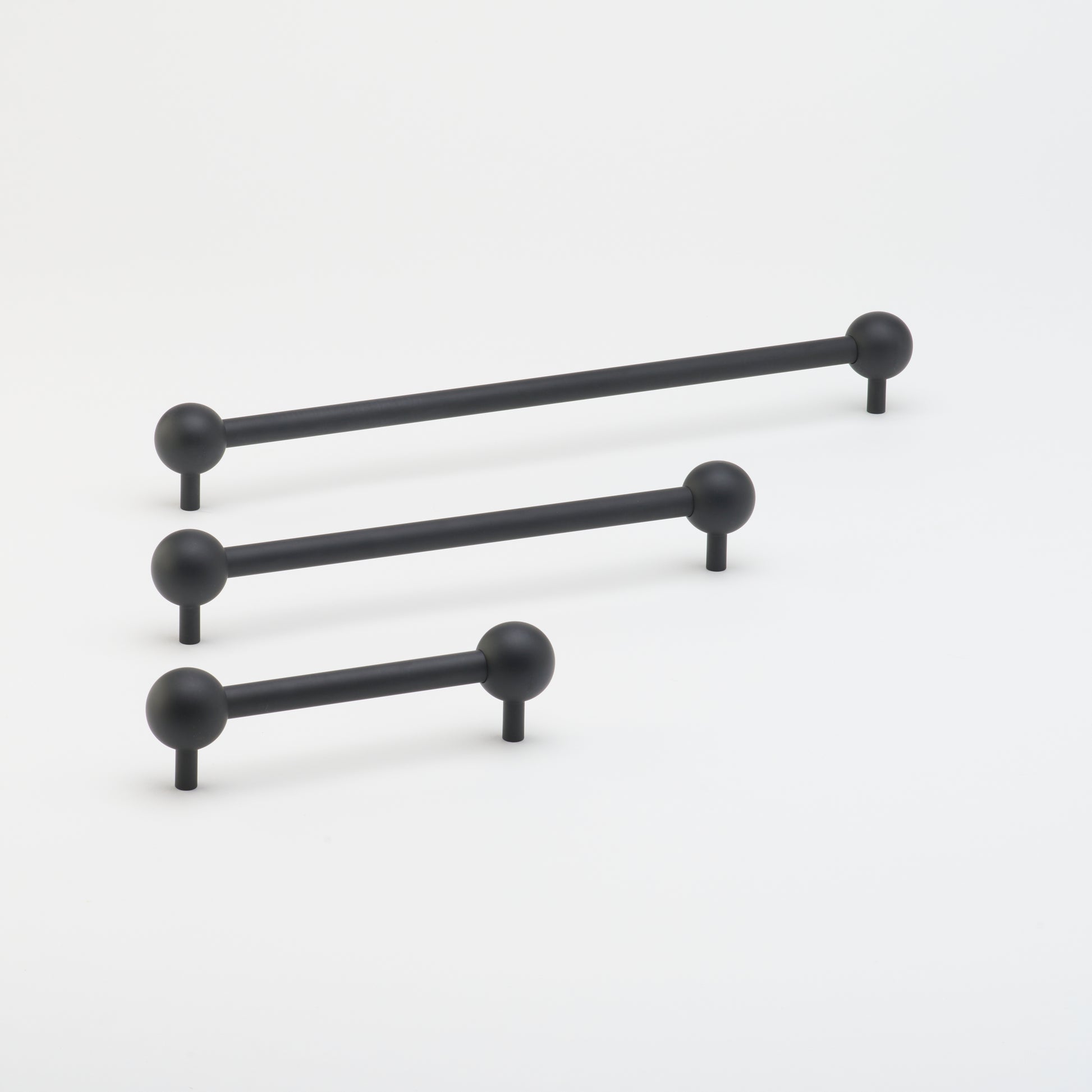 Lo & Co Sphere Pull in Black