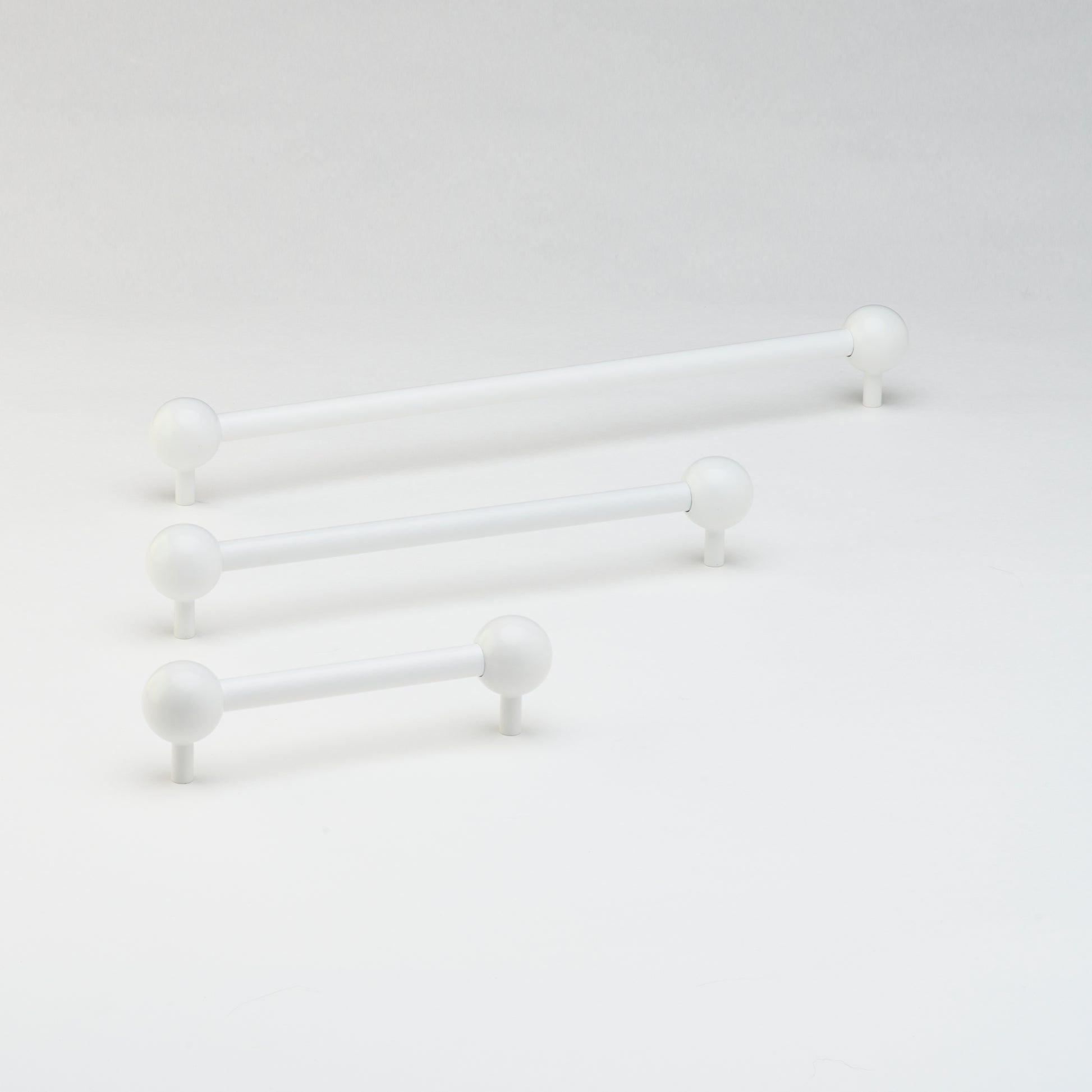 Lo & Co Sphere Pull in White