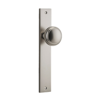 Pair of Iver Paddington knobs with rectangular backplates, crafted for architectural hardware applications.