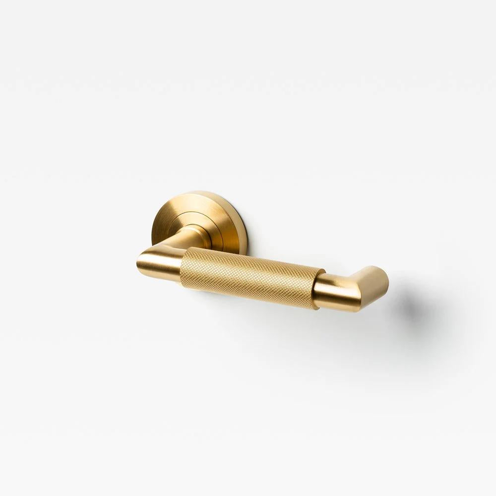 Lo & Co Kintore knurled return lever showing textured metal finish and ergonomic design, ideal for interior door hardware.