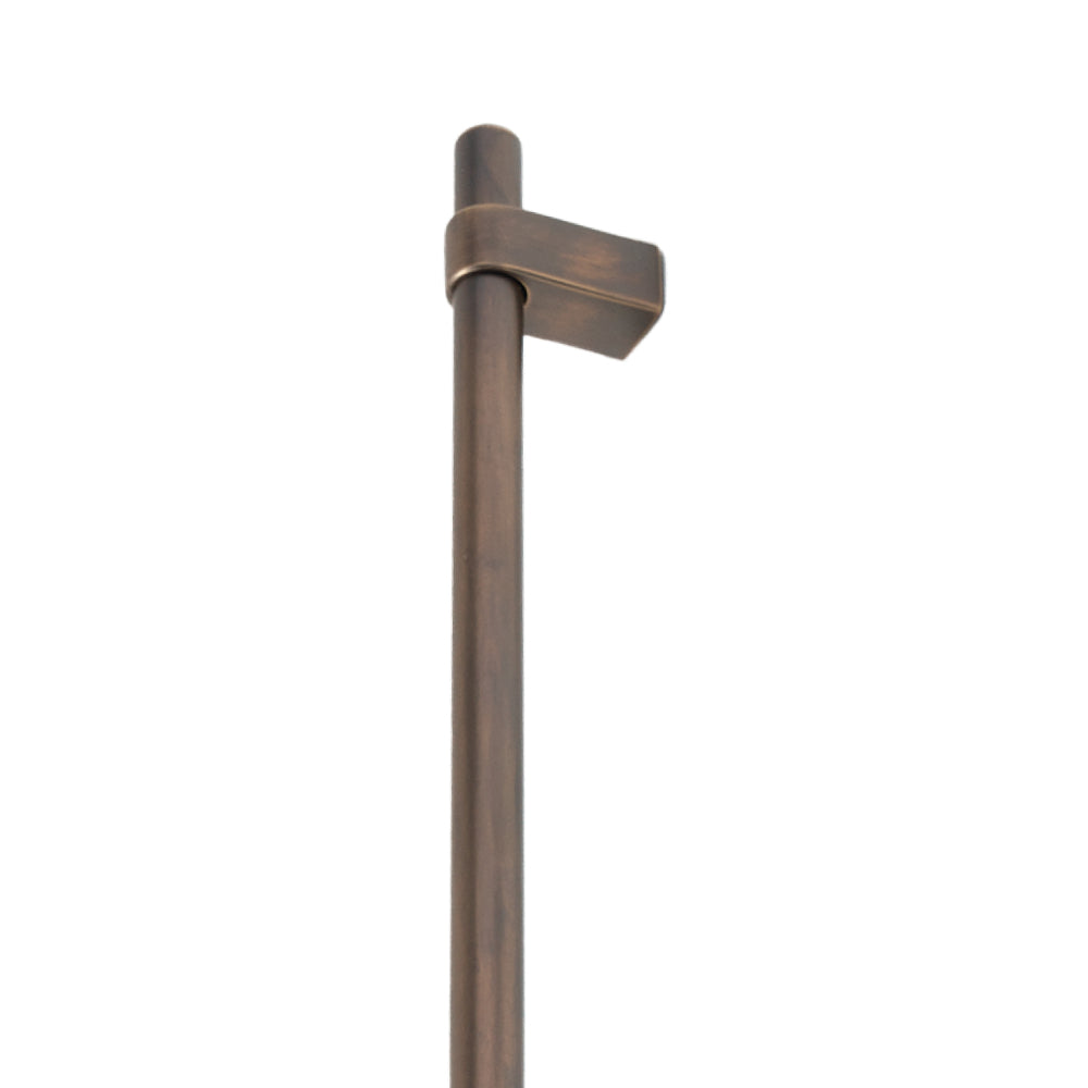Momo MAIDA 648mm cabinet pull handle in brushed aluminum with sleek, modern design for kitchen or furniture cabinetry.
